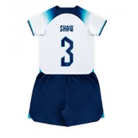 Billiga England Luke Shaw #3 Barnkläder Hemma fotbollskläder till baby VM 2022 Kortärmad (+ Korta byxor)